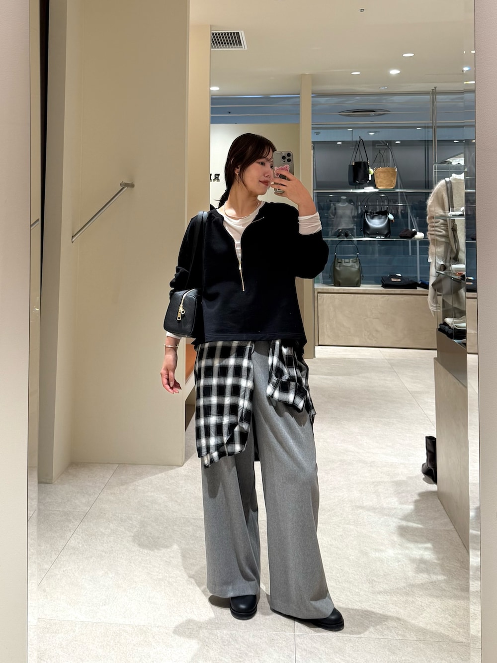 ブラック系のスウェット、グレー系のスラックス、ブラック系のシャツ/ブラウスを着用したレディースの秋コーディネートの3枚目の写真