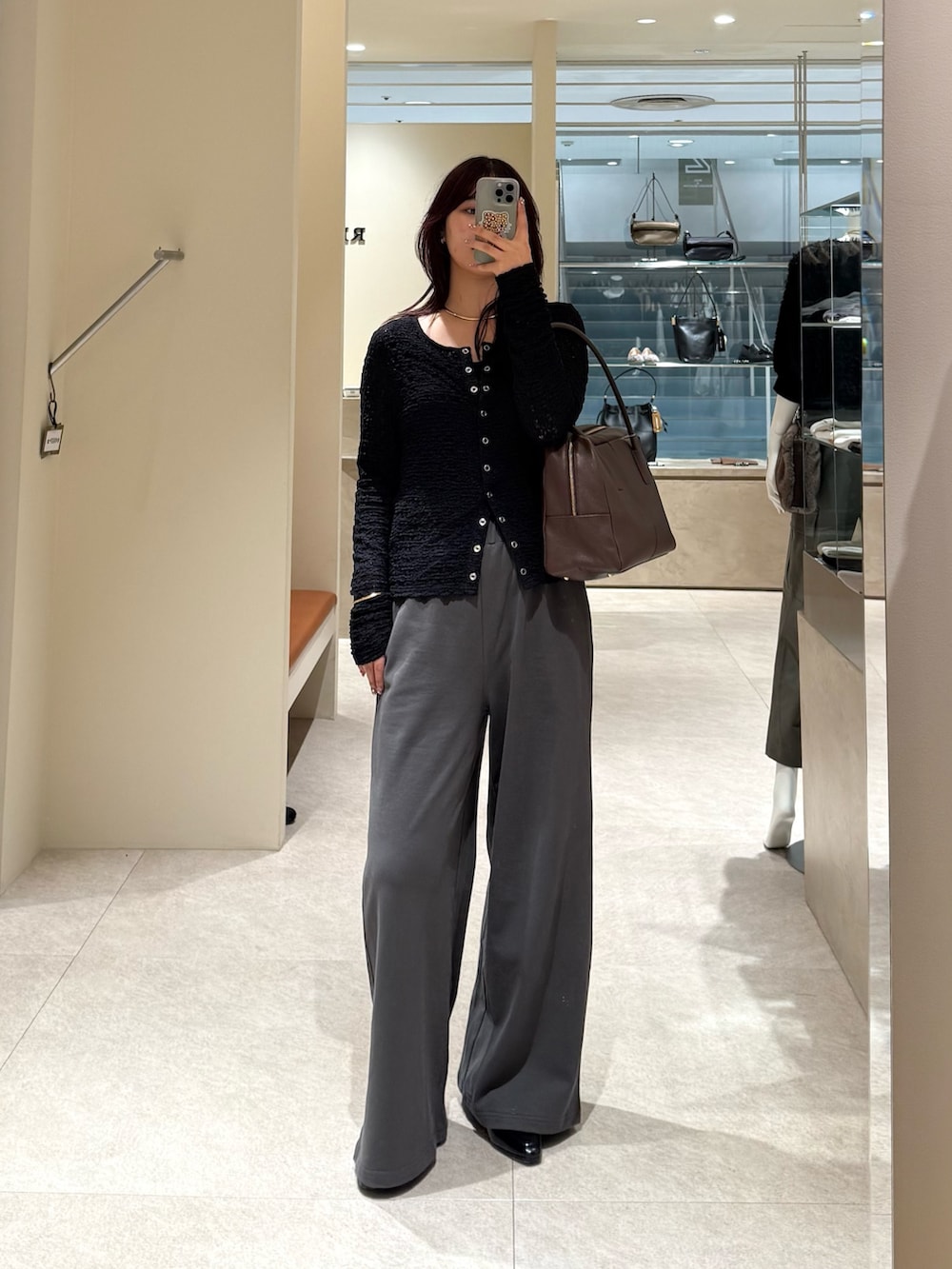 グレー系のその他パンツ、ブラック系のTシャツ/カットソー、ブラウン系のボストンバッグを着用したレディースの秋コーディネートの3枚目の写真