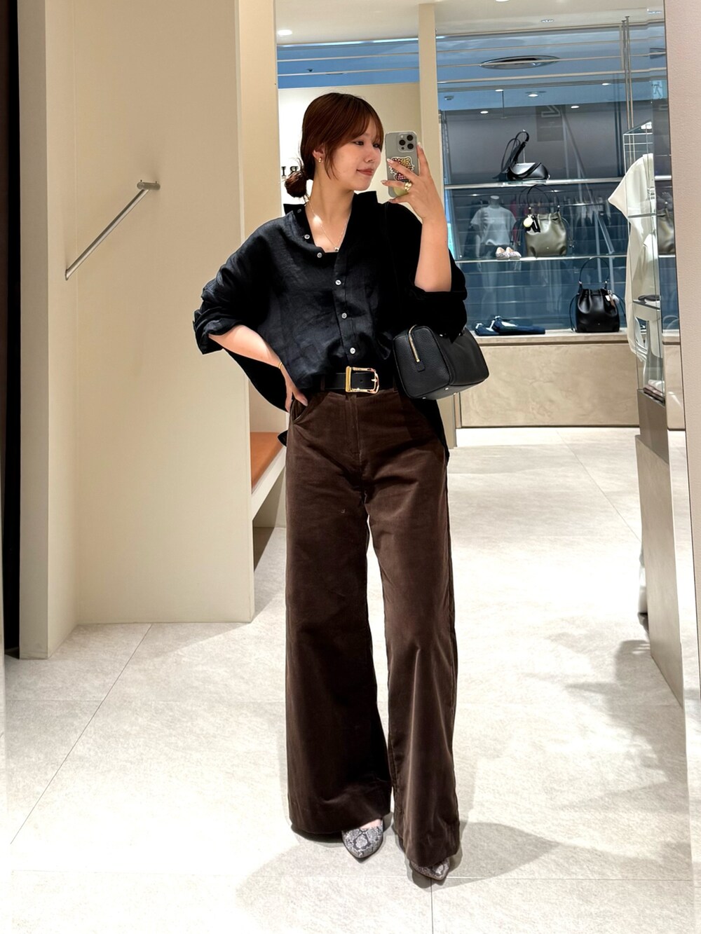 ブラウン系のその他パンツ、ブラック系のシャツ/ブラウス、ブラック系のショルダーバッグを着用したレディースの夏コーディネートの4枚目の写真