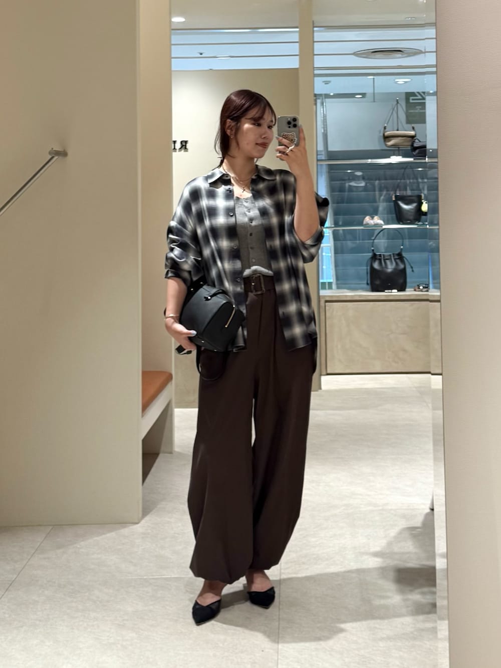 ブラウン系のその他パンツ、グレー系のニット/セーター、ブルー系のシャツ/ブラウスを着用したレディースの夏コーディネートの2枚目の写真