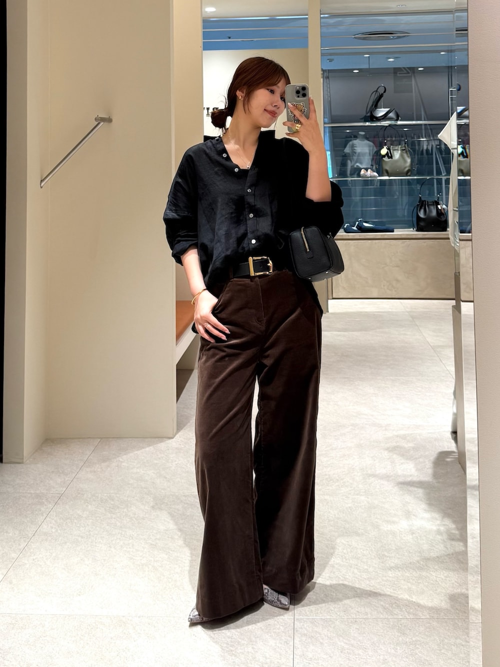 ブラウン系のその他パンツ、ブラック系のシャツ/ブラウス、ブラック系のショルダーバッグを着用したレディースの夏コーディネートの2枚目の写真