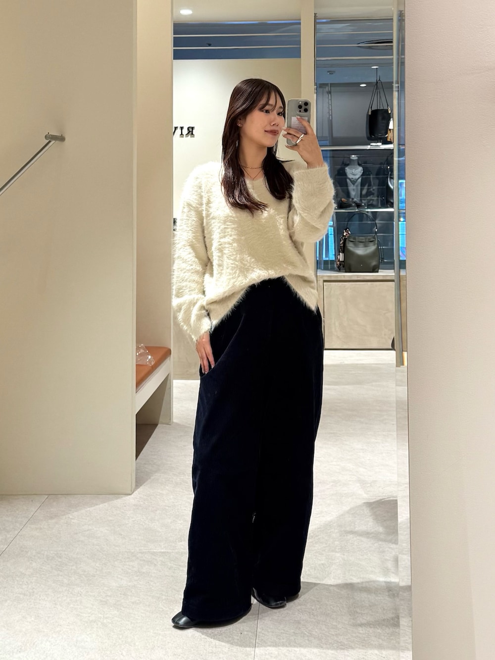 ブルー系のその他パンツ、ホワイト系のニット/セーターを着用したレディースの冬コーディネートの3枚目の写真