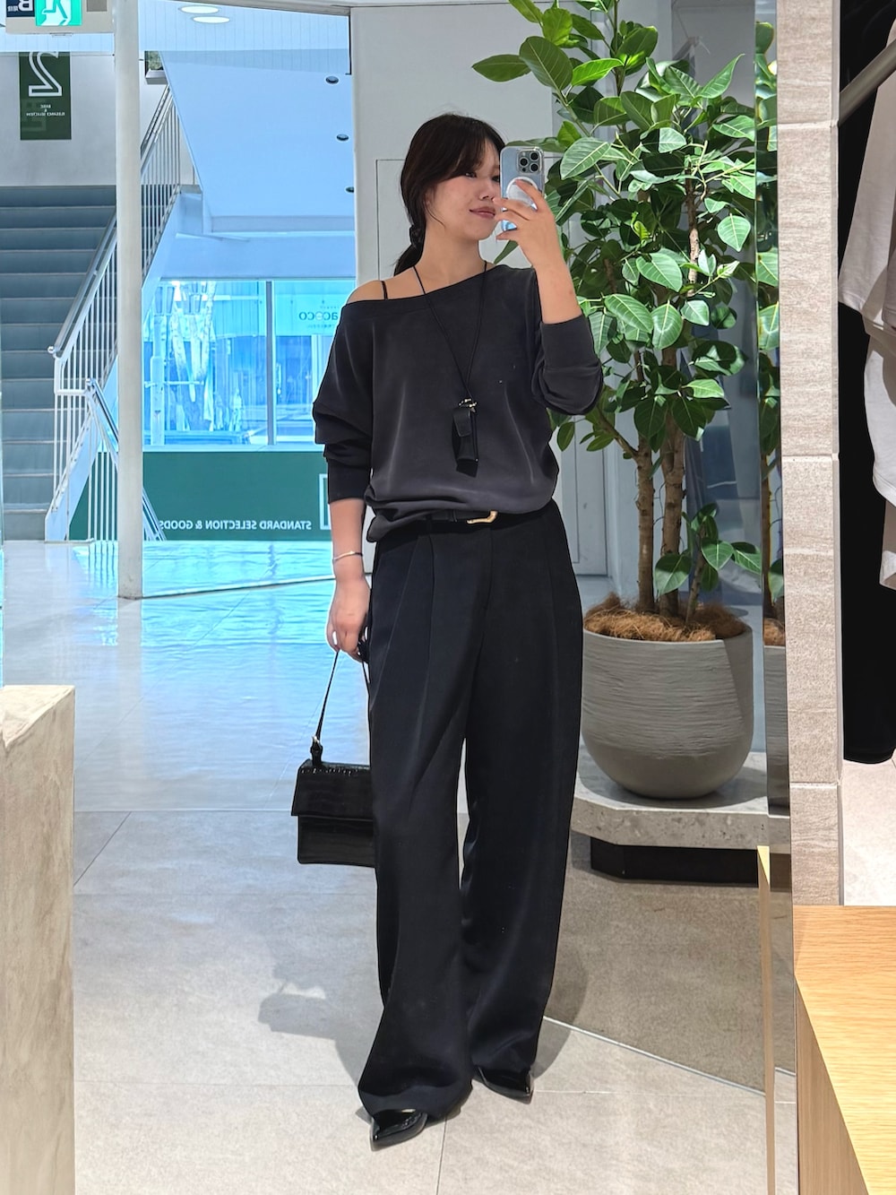 グレー系のTシャツ/カットソー、ブラック系のスラックス、ブラック系のその他小物を着用したレディースの夏コーディネートの2枚目の写真