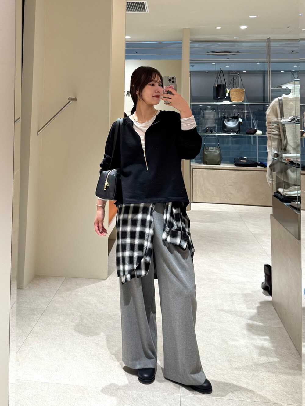 ブラック系のスウェット、グレー系のスラックス、ブラック系のシャツ/ブラウスを着用したレディースの秋コーディネートの2枚目の写真