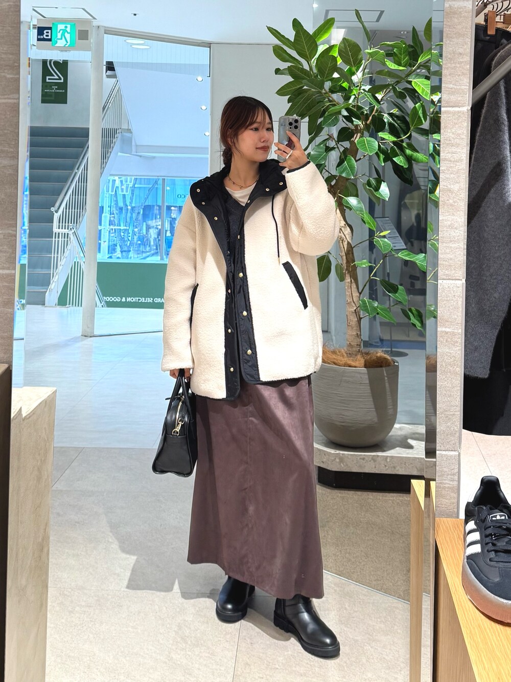 ホワイト系のその他アウター、ブラック系のボストンバッグ、ブラウン系のスカートを着用したレディースの秋コーディネートの4枚目の写真