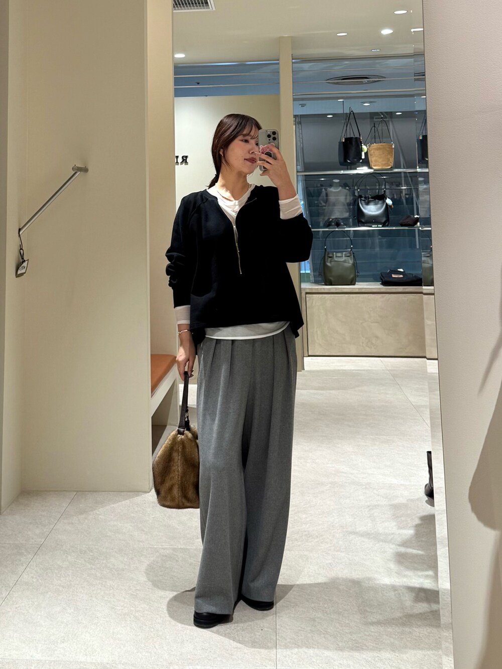 ブラック系のスウェット、グレー系のスラックス、ブラック系のシャツ/ブラウスを着用したレディースの秋コーディネートの8枚目の写真