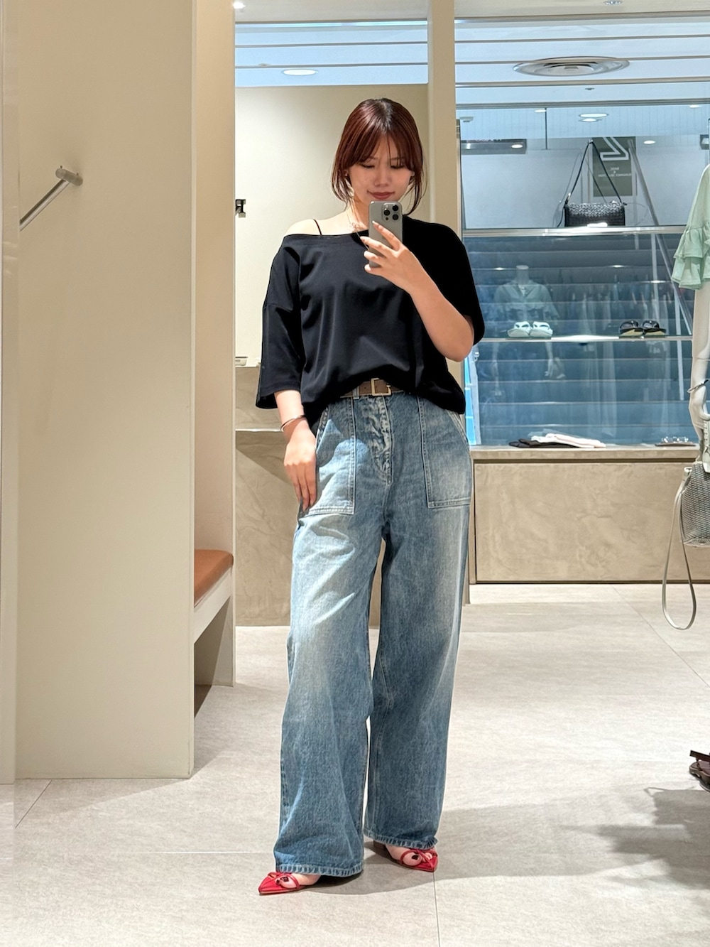 ブラック系のTシャツ/カットソー、ブルー系のデニムパンツ、レッド系のサンダルを着用したレディースの夏コーディネートの3枚目の写真