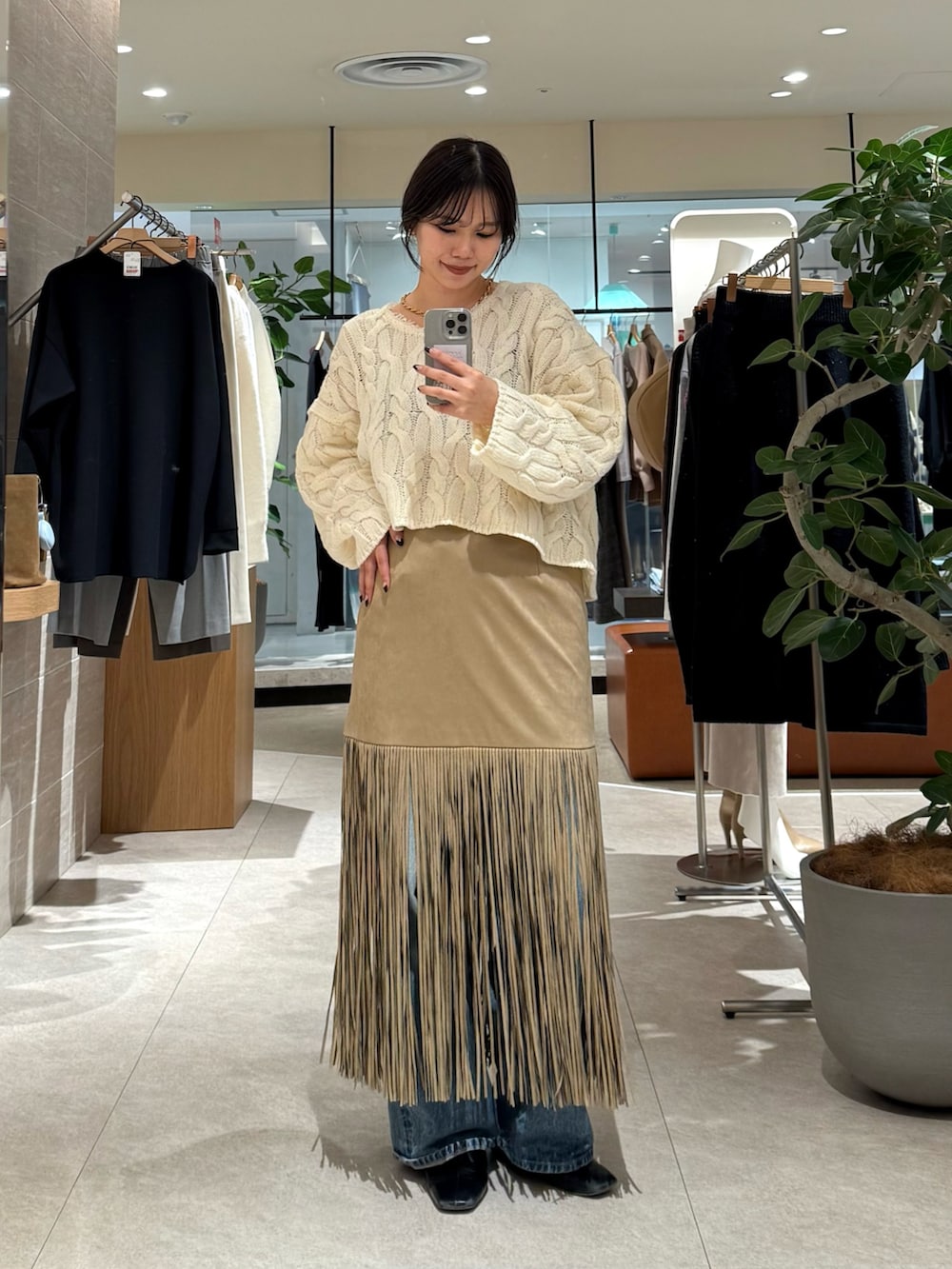 ホワイト系のニット/セーター、ベージュ系のスカートを着用したレディースの冬コーディネートの2枚目の写真