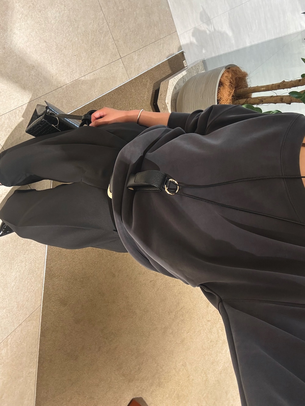 グレー系のTシャツ/カットソー、ブラック系のスラックス、ブラック系のその他小物を着用したレディースの夏コーディネートの4枚目の写真