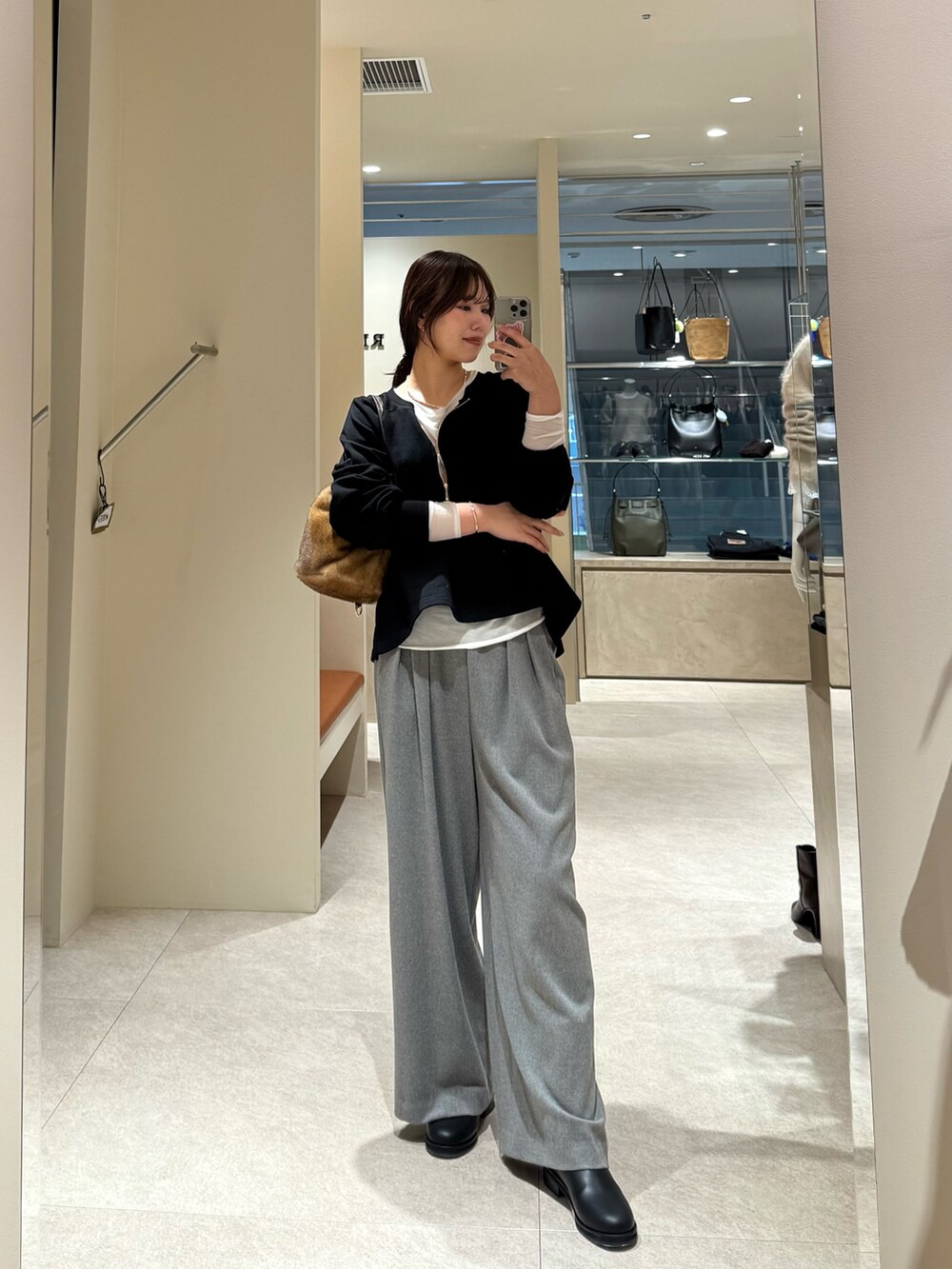 ブラック系のスウェット、グレー系のスラックス、ブラック系のシャツ/ブラウスを着用したレディースの秋コーディネートの7枚目の写真