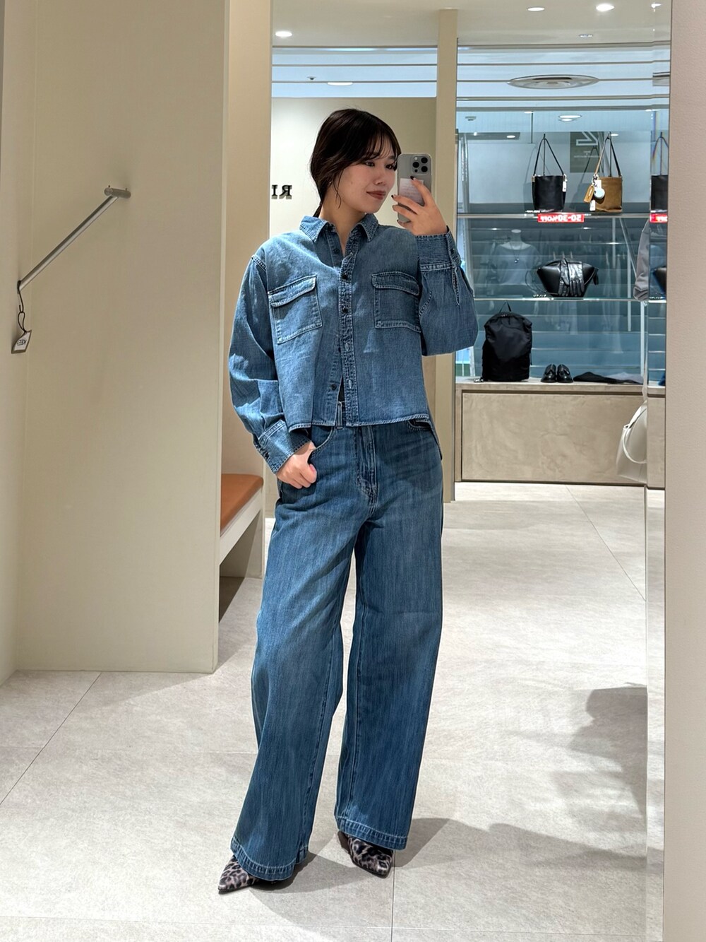 ブルー系のシャツ/ブラウス、ブルー系のデニムパンツ、ベージュ系のその他シューズを着用したレディースの冬コーディネートの2枚目の写真