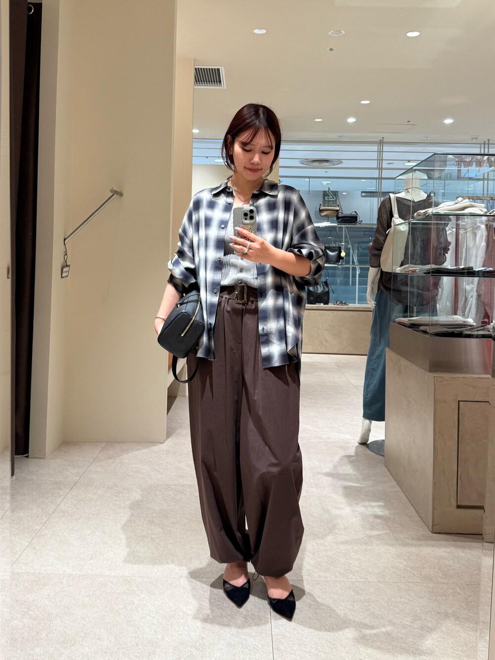 ブラウン系のその他パンツ、グレー系のニット/セーター、ブルー系のシャツ/ブラウスを着用したレディースの夏コーディネートの4枚目の写真