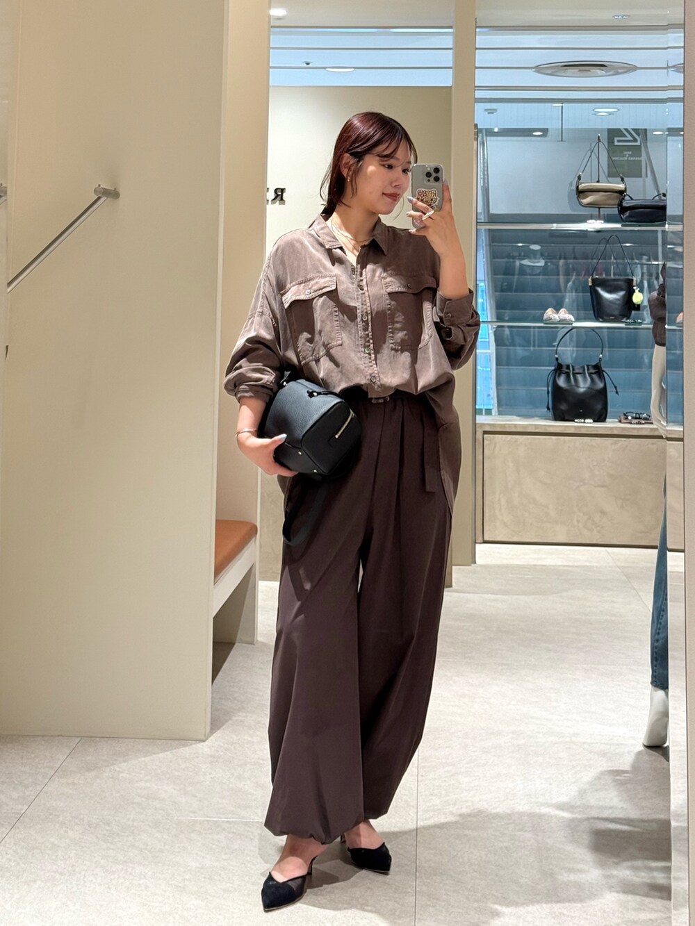 ブラウン系のシャツ/ブラウス、ブラウン系のその他パンツ、ブラック系のショルダーバッグを着用したレディースの夏コーディネートの2枚目の写真