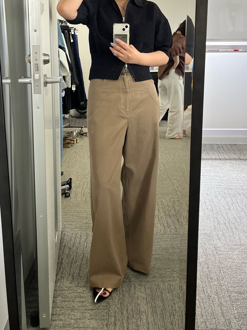 ブラウン系のその他パンツ、ブラック系のパーカーを着用したレディースの夏コーディネートの3枚目の写真