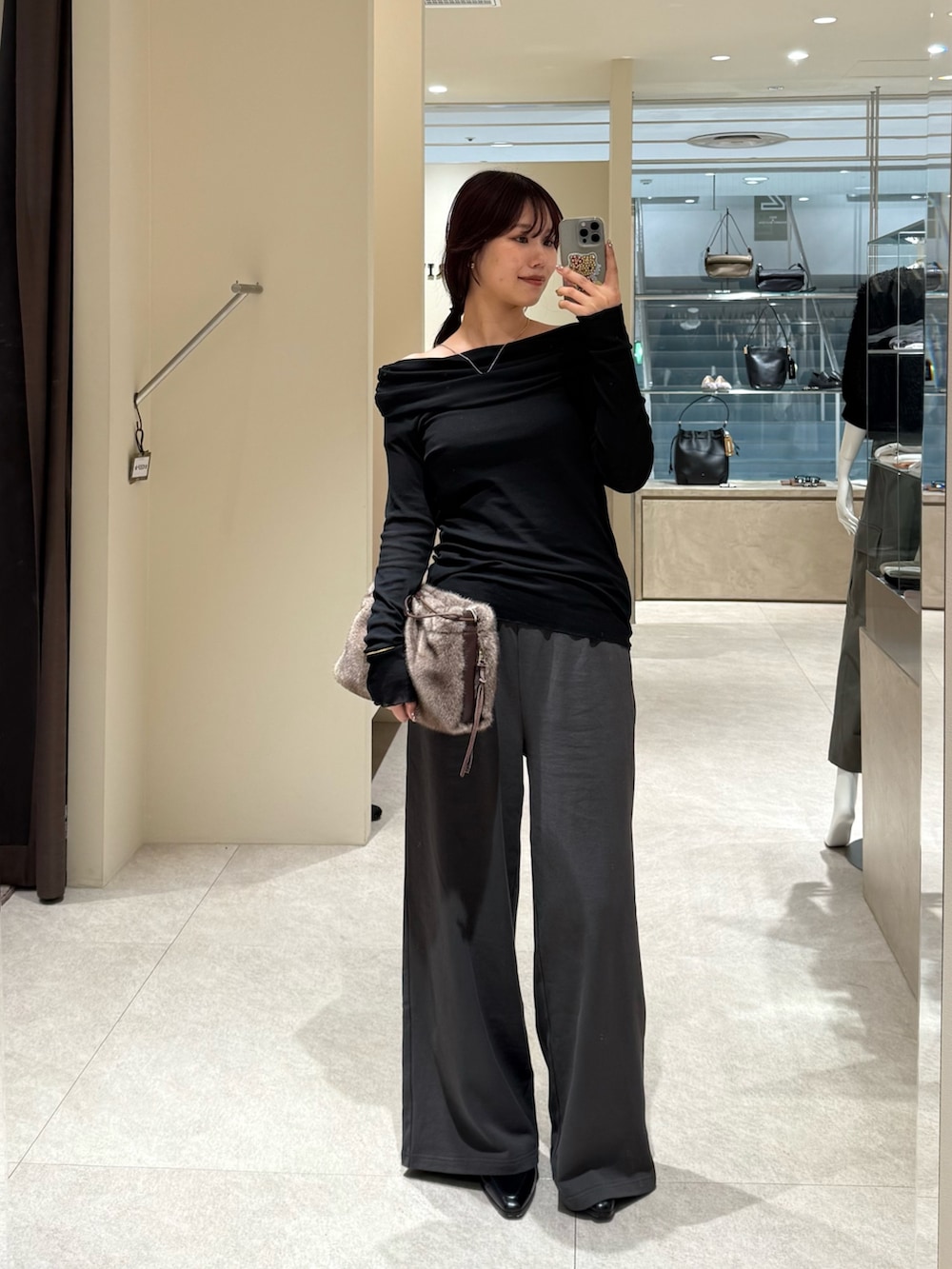 グレー系のその他パンツ、ブラック系のTシャツ/カットソー、ブラウン系のハンドバッグを着用したレディースの秋コーディネートの3枚目の写真