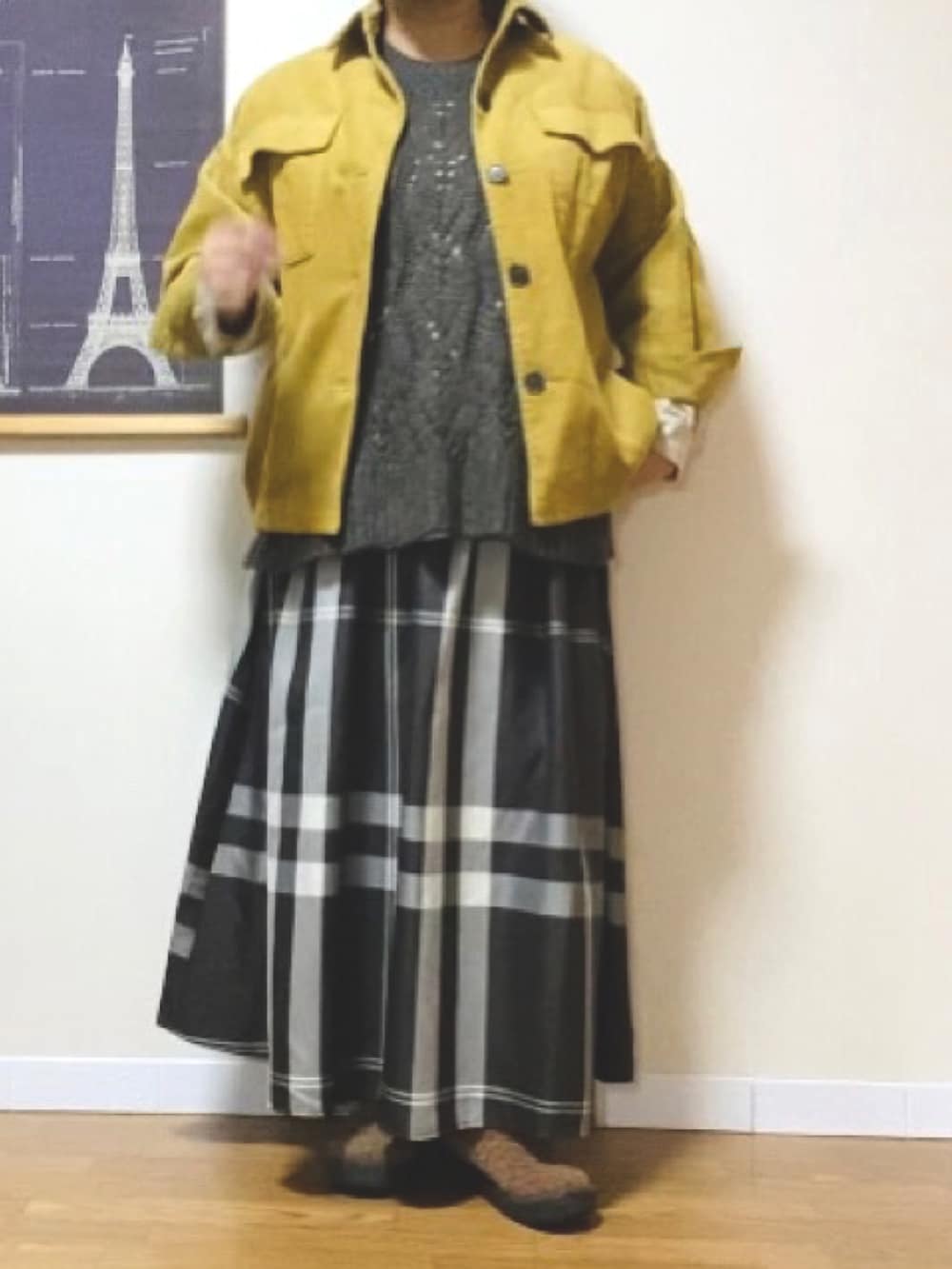 イエロー系のジャケット/アウター、ブラウン系のベスト、ブラウン系のスカートを着用したレディースの秋コーディネートの2枚目の写真