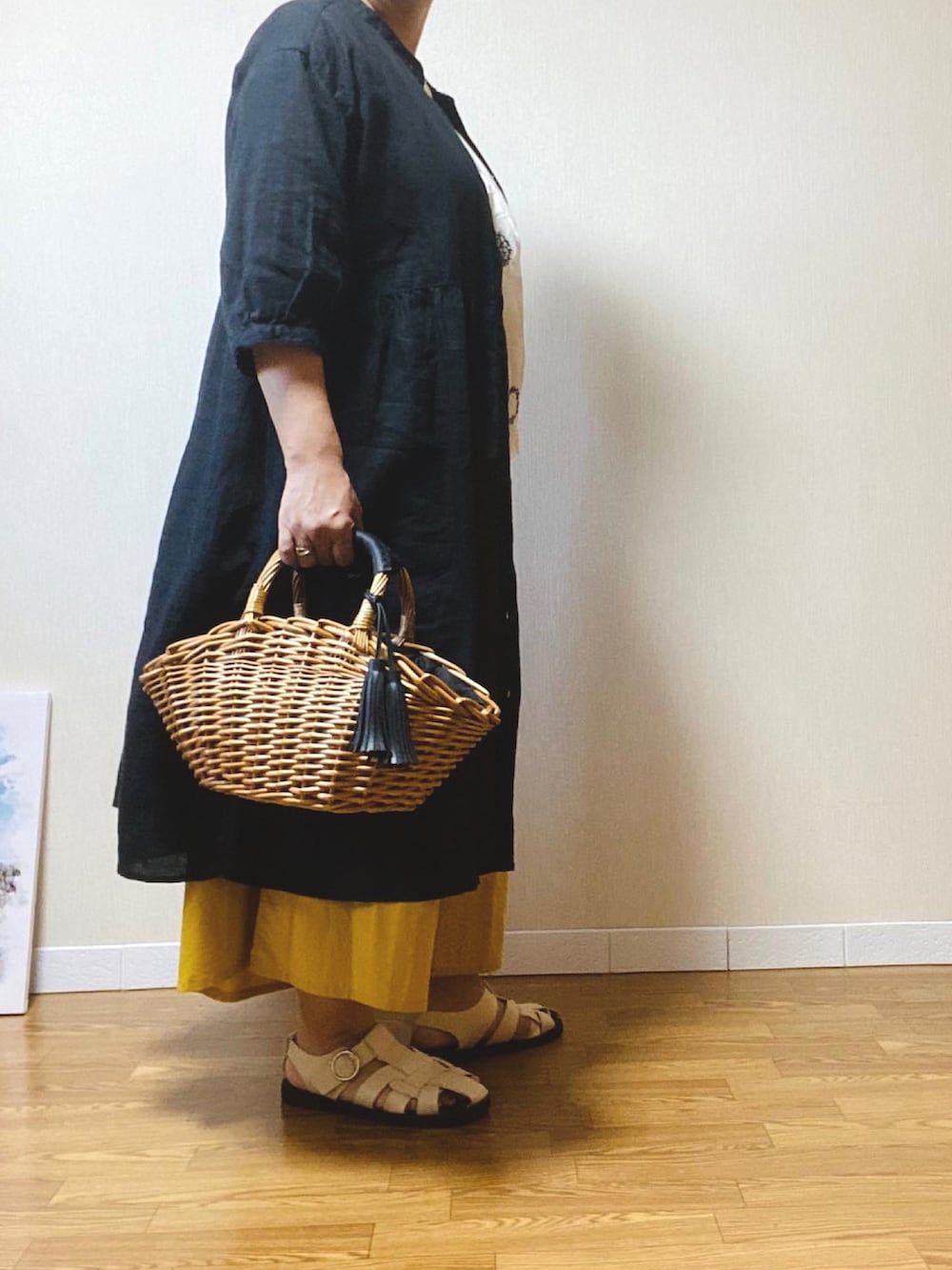 「大人カジュアル、アラフィフ、ぽっちゃり、しまむら、休日コーデ、プチプラ、ワントーンコーデ、黄色、カラーコーデ、きれいめカジュアル」｜「しまむらのアイテム（シャツワンピース、ブラック系）」を使った、hiratti53さん（レディース・159cm）の夏コーディネートの2枚目の写真