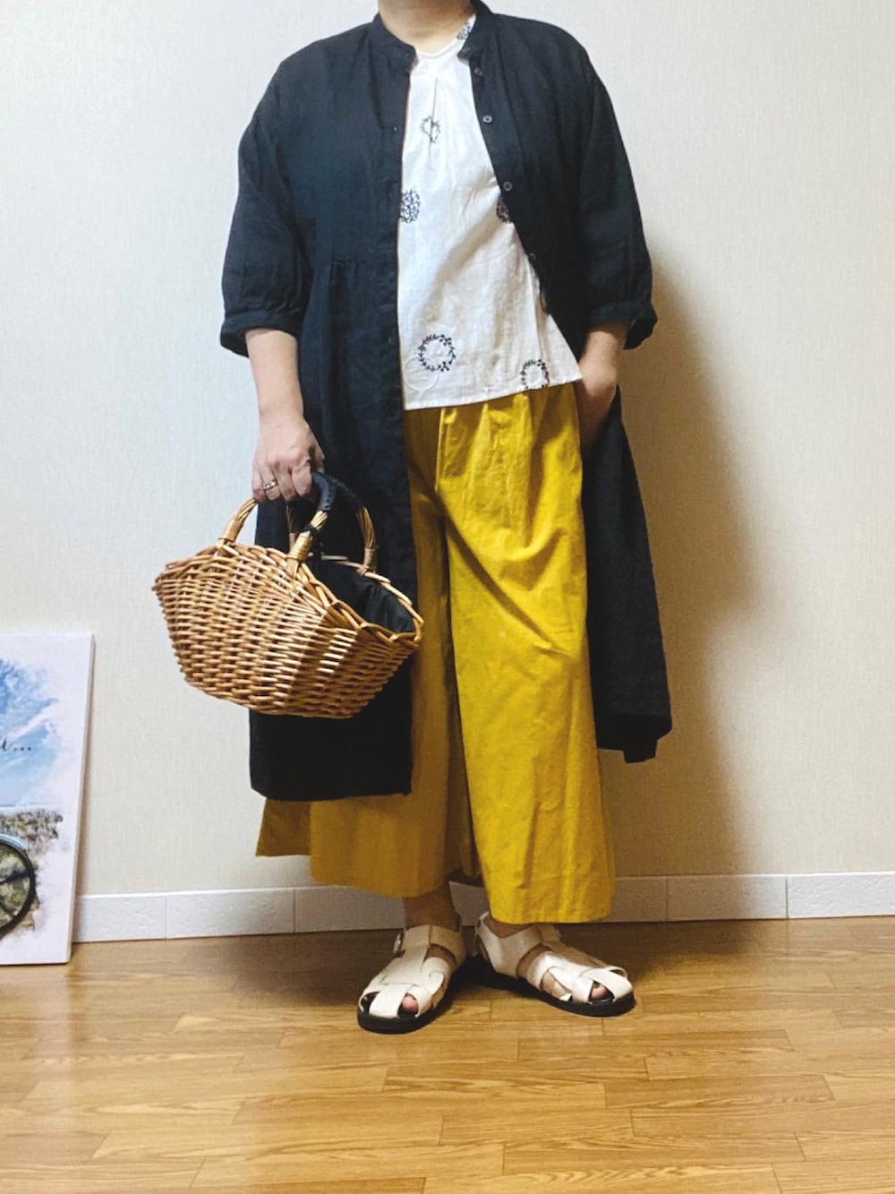 「大人カジュアル、アラフィフ、ぽっちゃり、しまむら、休日コーデ、プチプラ、ワントーンコーデ、黄色、カラーコーデ、きれいめカジュアル」｜「しまむらのアイテム（シャツワンピース、ブラック系）」を使った、hiratti53さん（レディース・159cm）の夏コーディネートの3枚目の写真