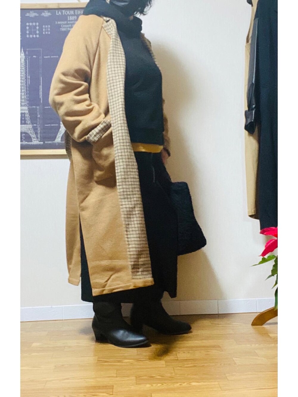 ベージュ系のトレンチコート、ブラック系のパーカー、イエロー系のTシャツ/カットソーを着用したレディースの冬コーディネートの2枚目の写真