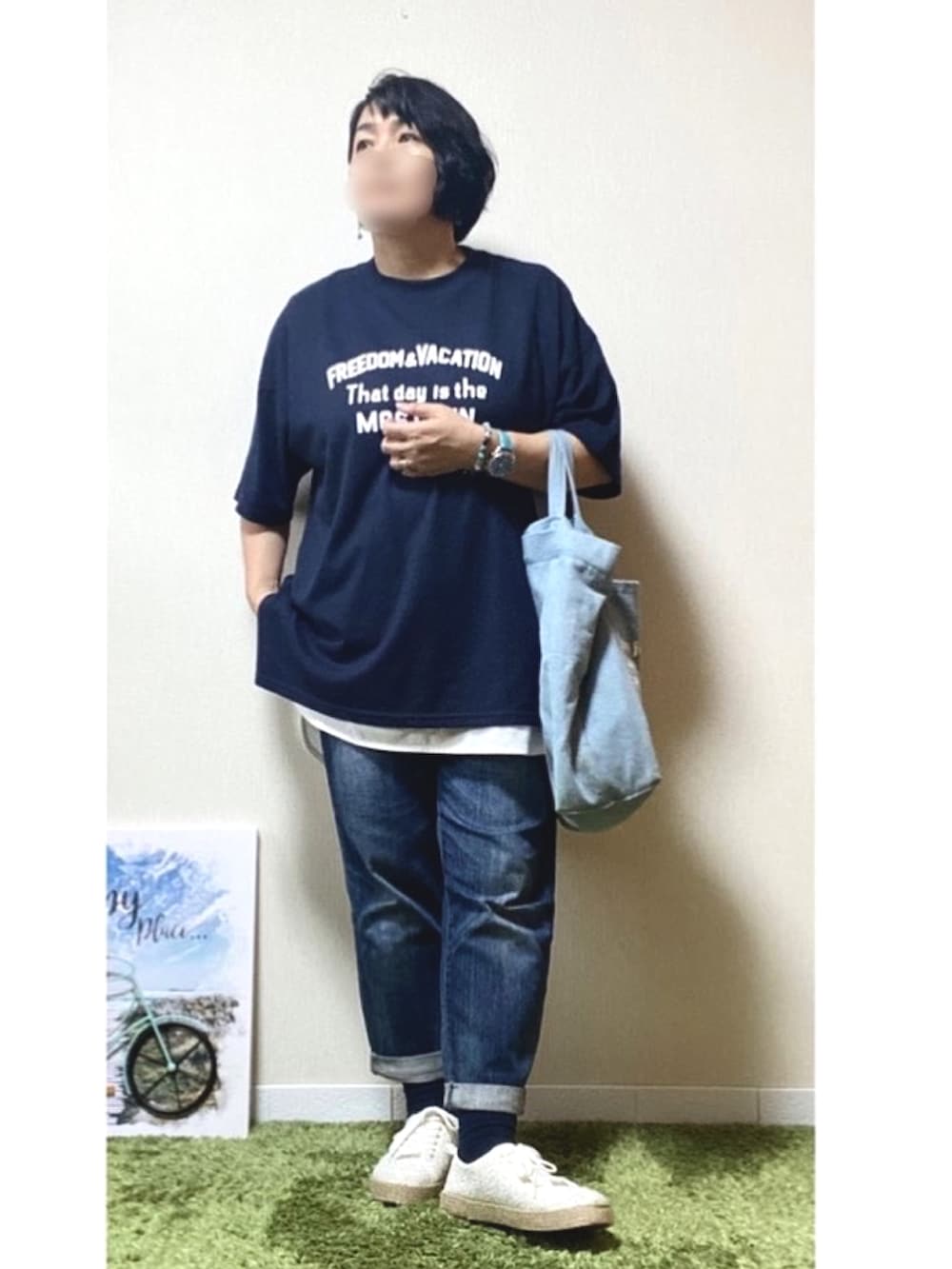 ブルー系のTシャツ/カットソー、ブルー系のデニムパンツ、ブルー系のトートバッグを着用したレディースの春コーディネートの4枚目の写真