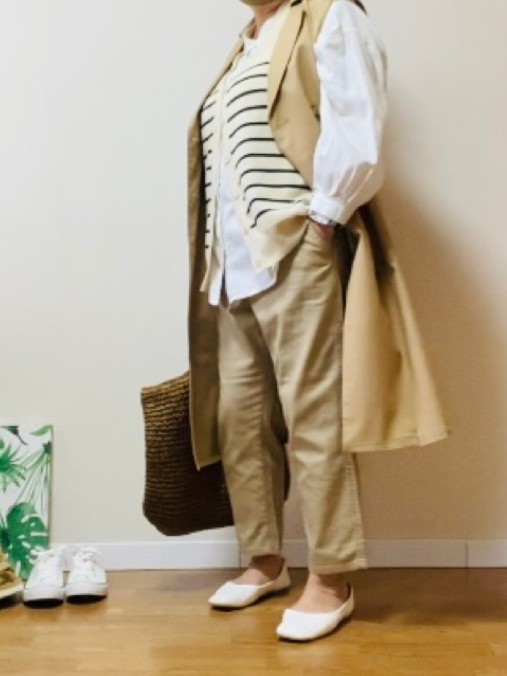 「春コーデ、大人カジュアル、カジュアルコーデ、着回しコーデ、トレンチコート、テーパードパンツ、しまむら、アラフィフ、ぽっちゃり、プチプラ」｜「しまむらのアイテム（ベスト、ホワイト系）」を使った、hiratti53さん（レディース・159cm）の春コーディネートの2枚目の写真