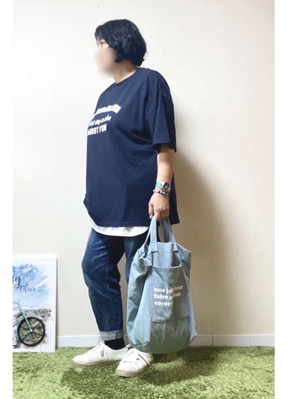 ブルー系のTシャツ/カットソー、ブルー系のデニムパンツ、ブルー系のトートバッグを着用したレディースの春コーディネートの2枚目の写真