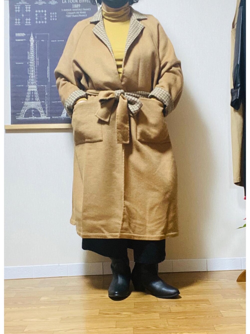 ベージュ系のトレンチコート、ブラック系のパーカー、イエロー系のTシャツ/カットソーを着用したレディースの冬コーディネートの3枚目の写真