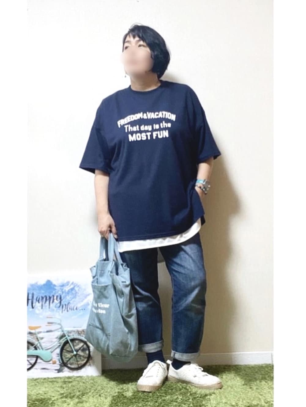 ブルー系のTシャツ/カットソー、ブルー系のデニムパンツ、ブルー系のトートバッグを着用したレディースの春コーディネートの3枚目の写真