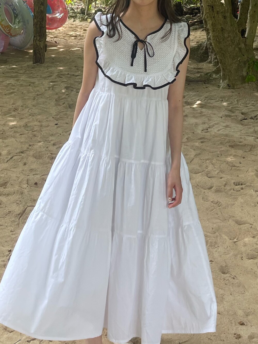 ホワイト系のワンピースを着用したレディースの夏コーディネートの3枚目の写真