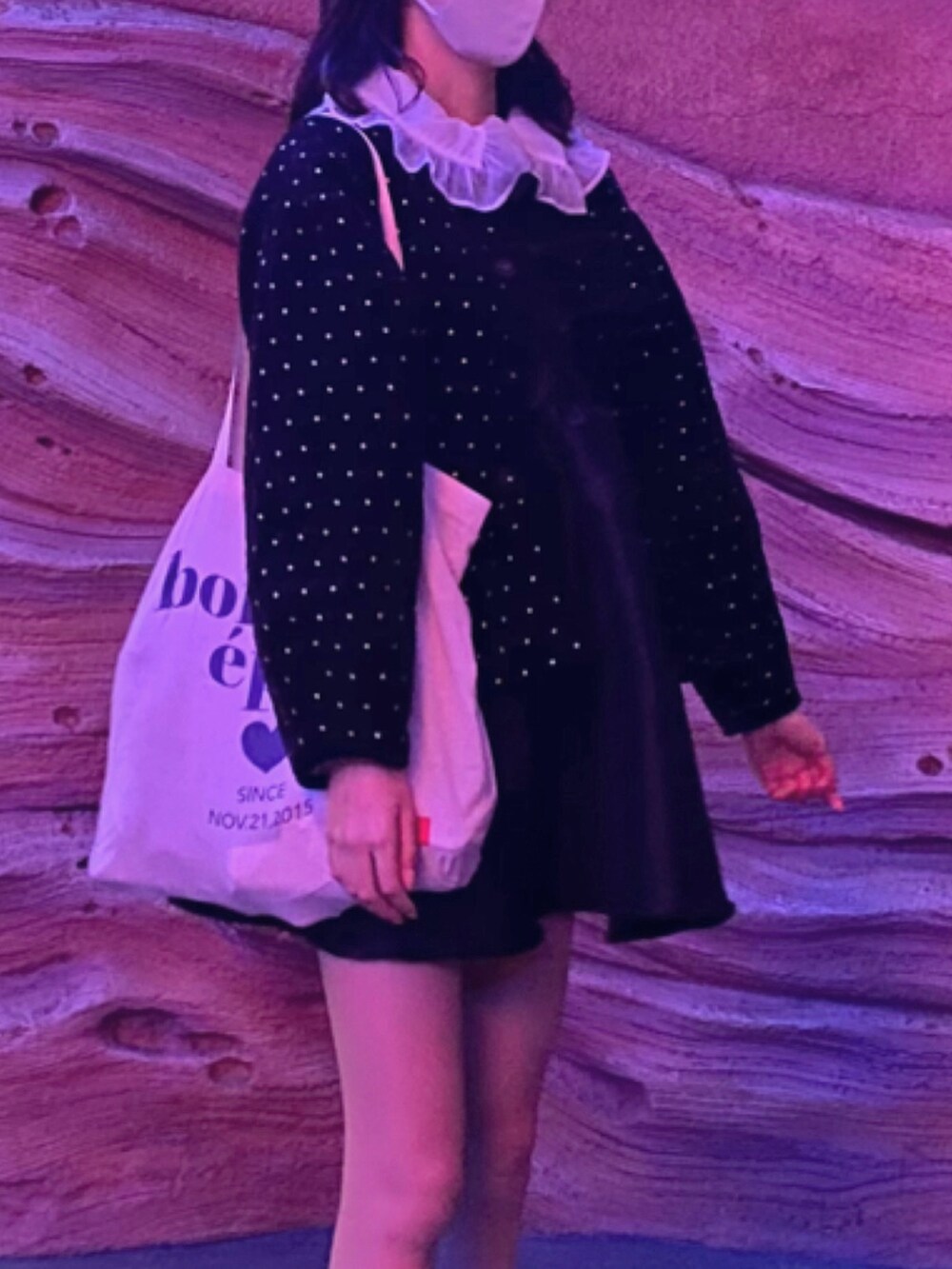 ブラック系のワンピース/ドレス、ブラック系のトップス、ブラック系のスニーカーを着用したレディースの秋コーディネートの2枚目の写真