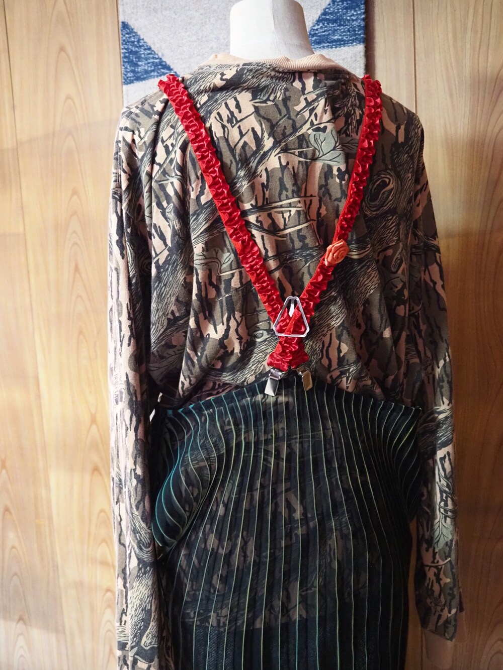 ピンク系のスニーカー、グレー系のその他パンツ、グリーン系のスカートを着用したメンズの春コーディネートの3枚目の写真