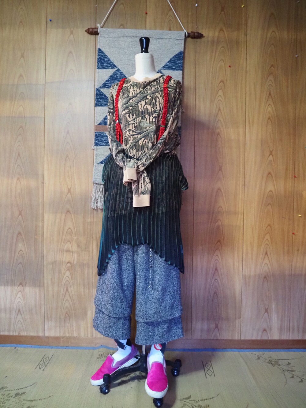 ピンク系のスニーカー、グレー系のその他パンツ、グリーン系のスカートを着用したメンズの春コーディネートの2枚目の写真