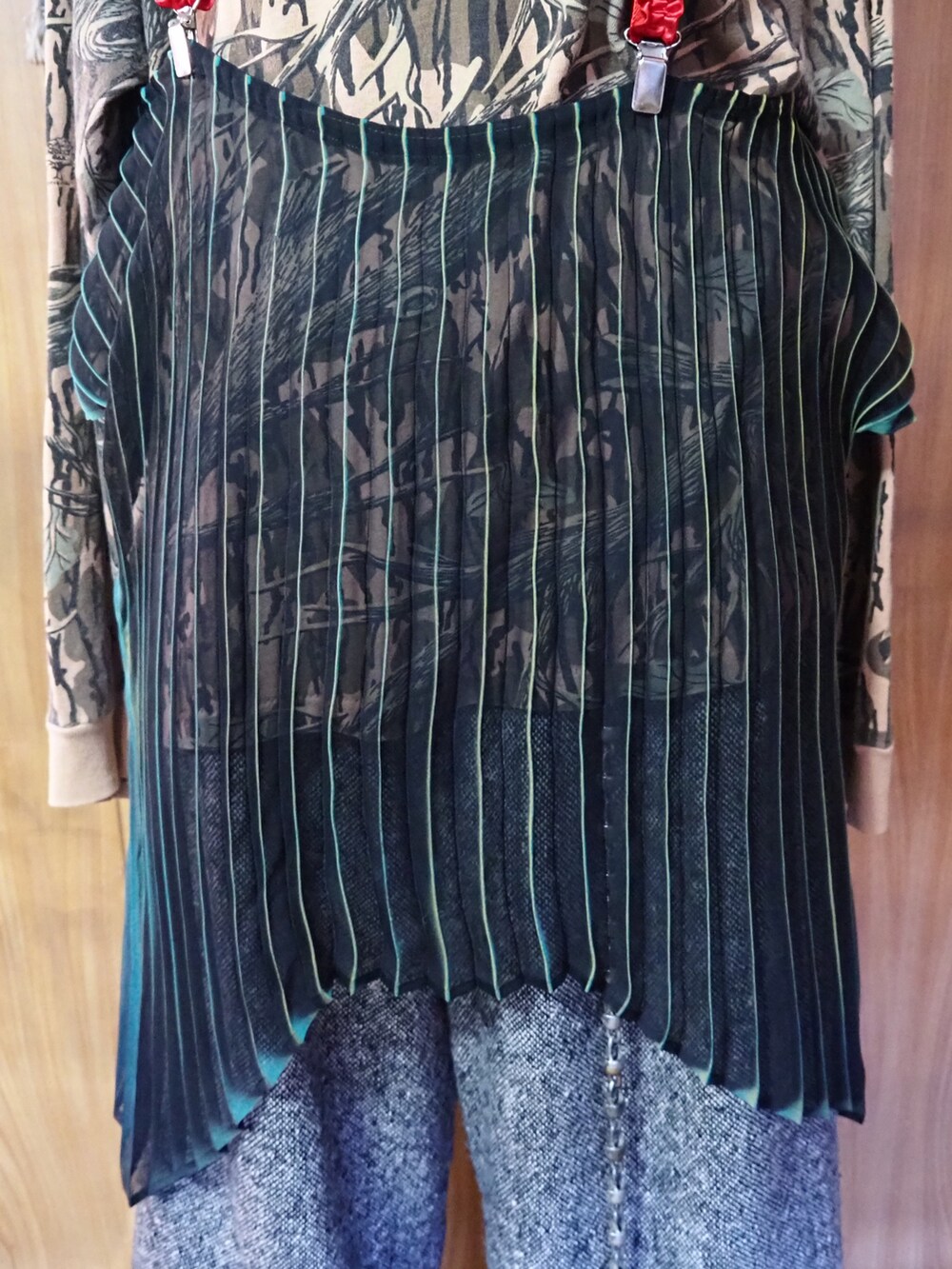 ピンク系のスニーカー、グレー系のその他パンツ、グリーン系のスカートを着用したメンズの春コーディネートの4枚目の写真