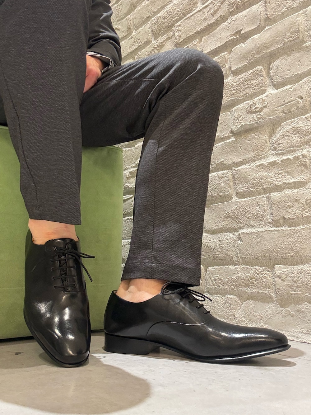 ブラック系のドレスシューズを着用したメンズの冬コーディネートの3枚目の写真