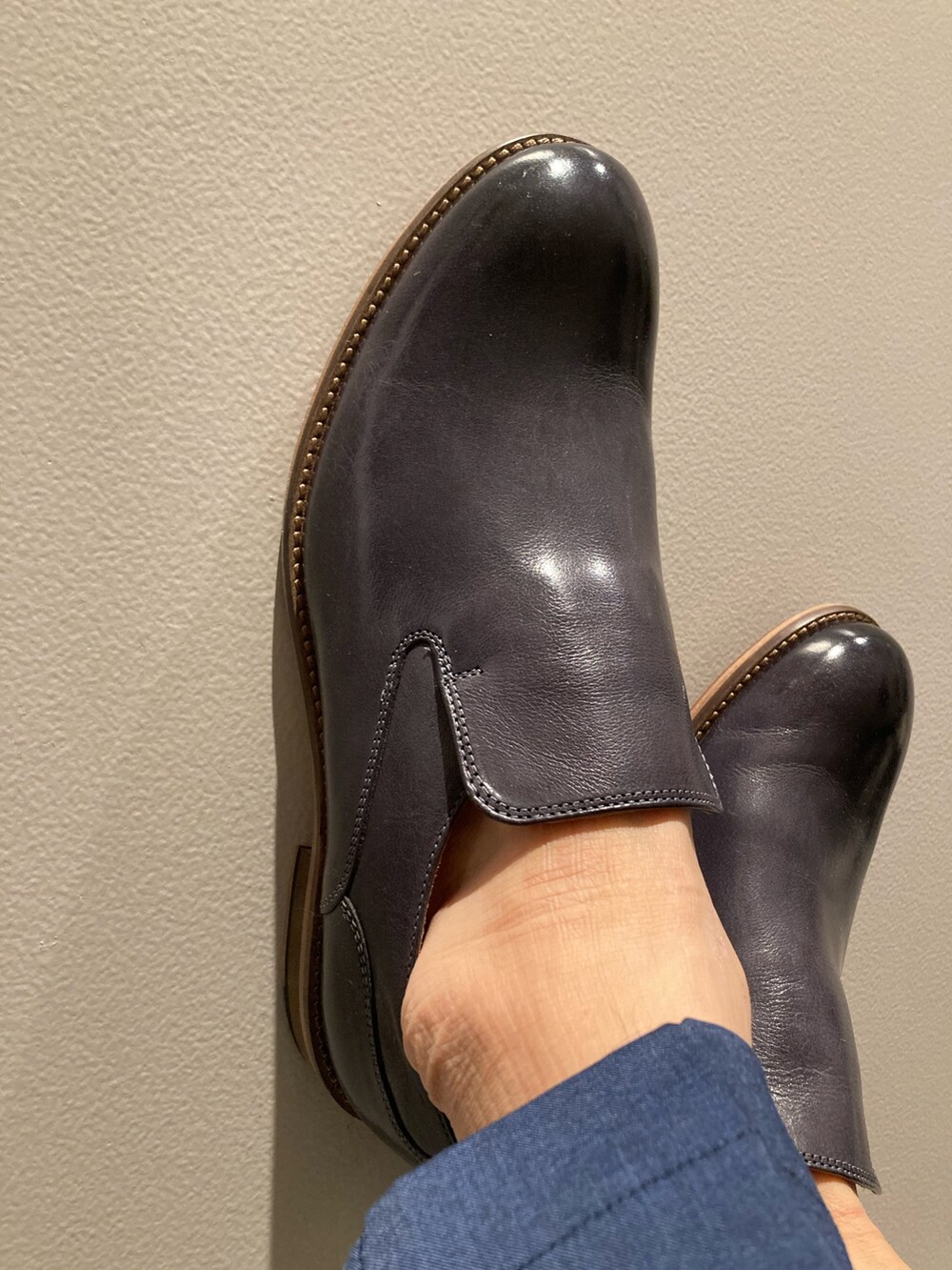 ブルー系のスリッポンを着用したメンズの春コーディネートの7枚目の写真