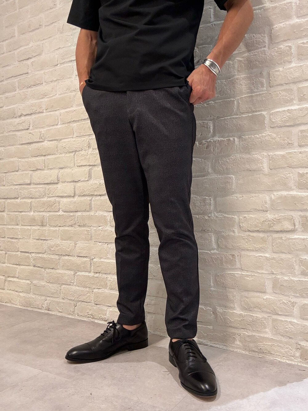 ブラック系のドレスシューズを着用したメンズの夏コーディネートの2枚目の写真