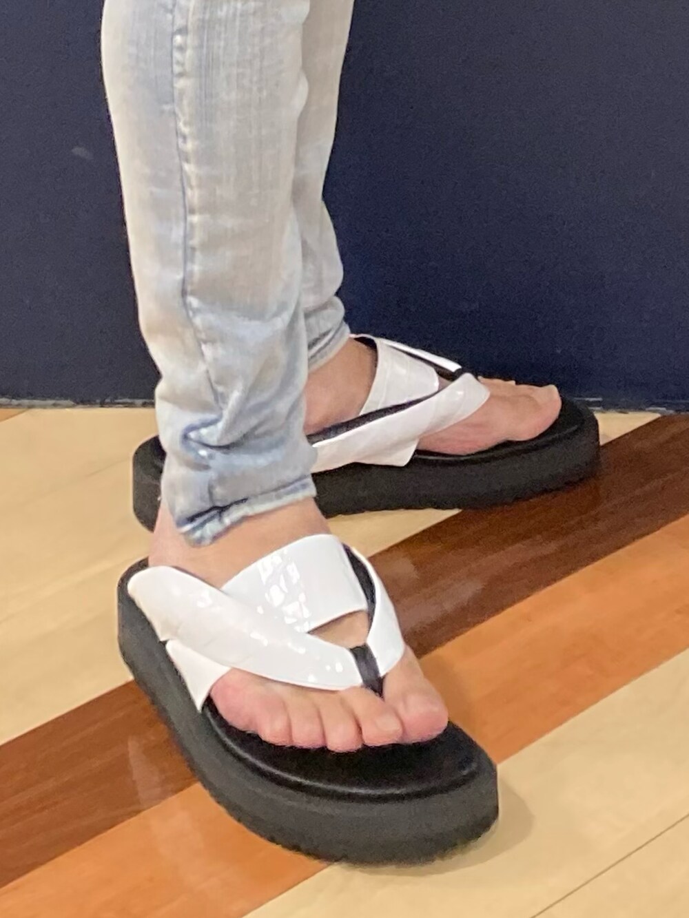 ホワイト系のサンダル、ブルー系のデニムパンツ、ホワイト系のシャツ/ブラウスを着用したメンズの夏コーディネートの3枚目の写真