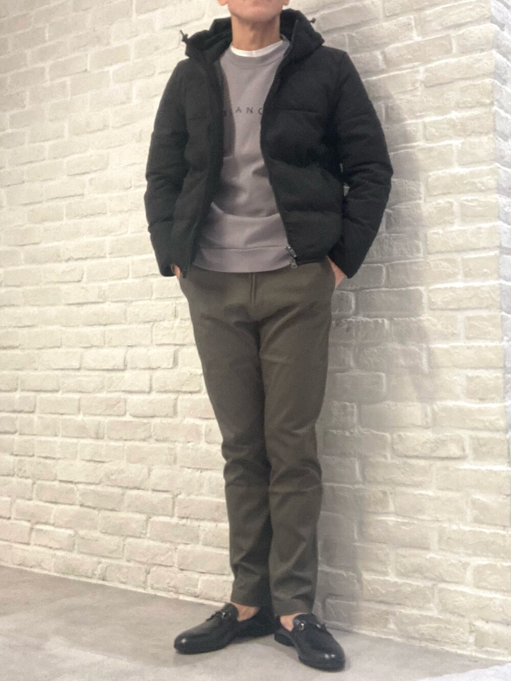 ブラック系のローファー、ブラック系のローファーを着用したメンズの冬コーディネートの2枚目の写真