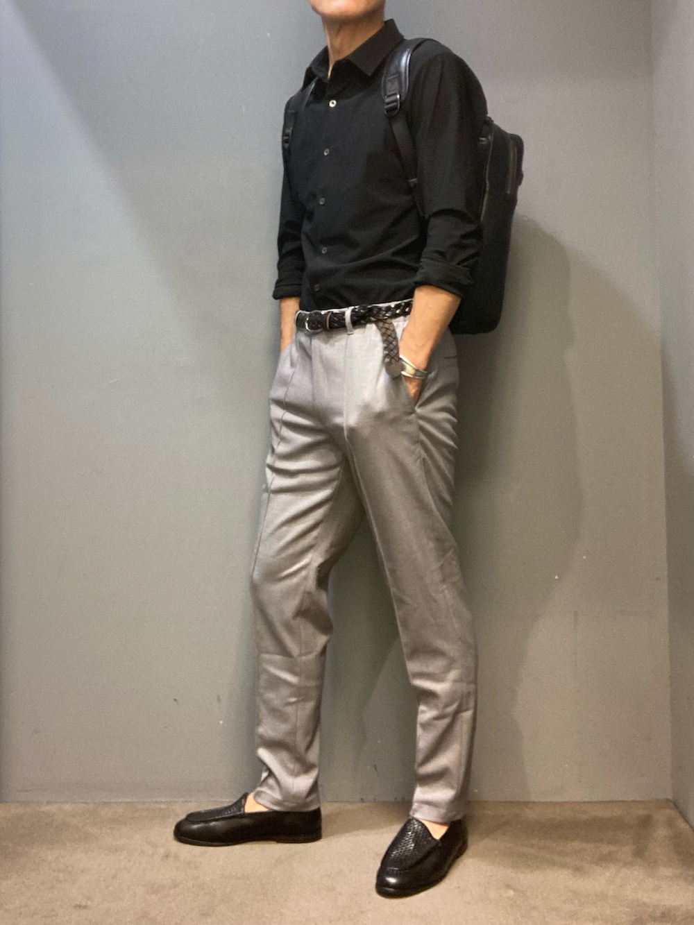 ブラック系のシャツ/ブラウス、グレー系のその他パンツ、ブラック系のバックパック/リュックを着用したメンズの夏コーディネートの5枚目の写真