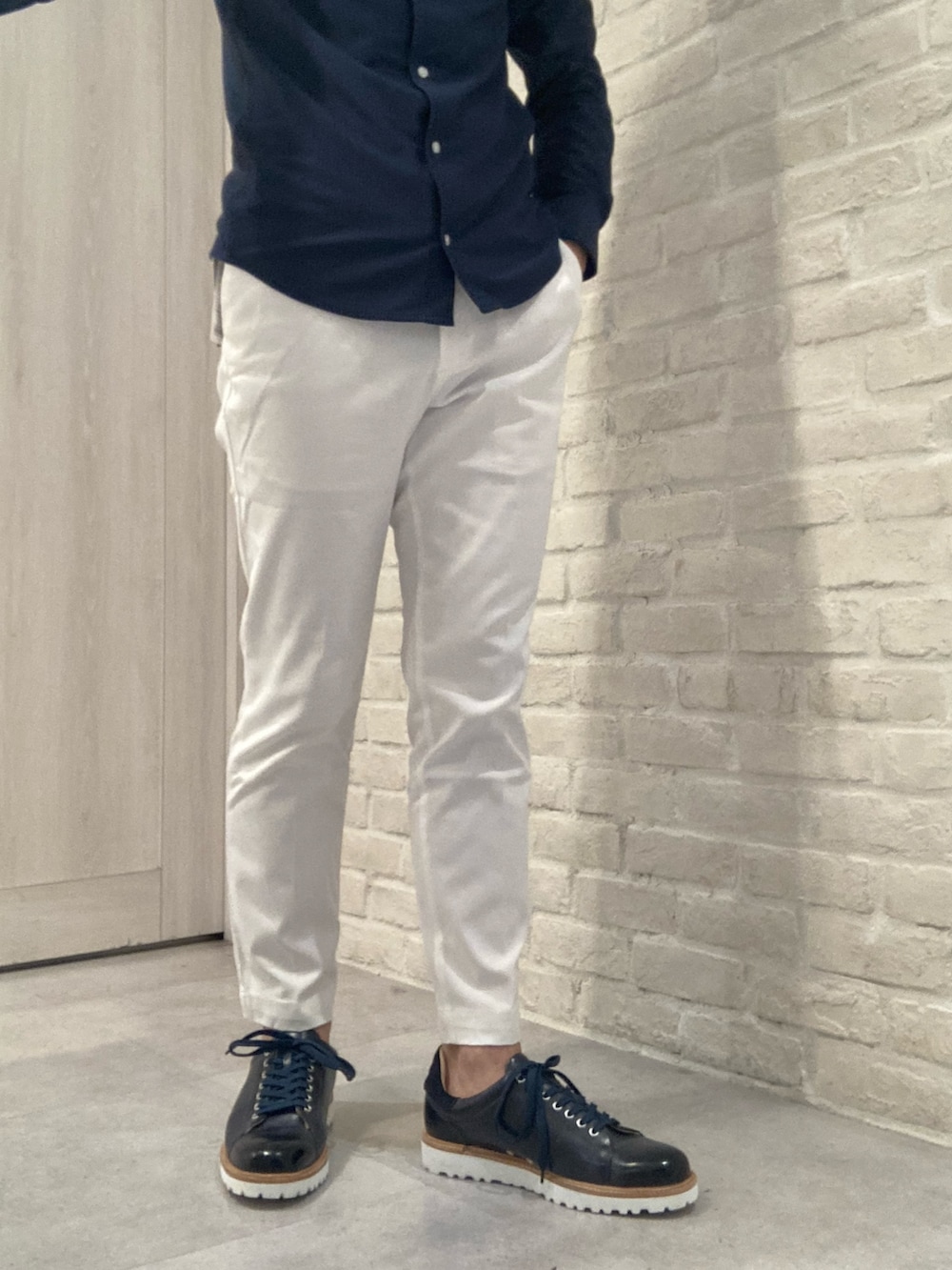 「ホワイトパンツ、ホワイトパンツコーデ、春コーデ、春服、スニーカー、スニーカーコーデ、レザースニーカー、革靴、アルフレッド･バニスター(alfredoBANNISTER)、オトナカジュアル、大人カジュアル、大人コーデ」｜「alfredoBANNISTERの【一部店舗＋WEB限定】レザー ウェルト 厚底ソール レースアップ スニーカー（スニーカー、ブルー系）」を使った、nobgさん（メンズ・171cm）の春コーディネートの2枚目の写真