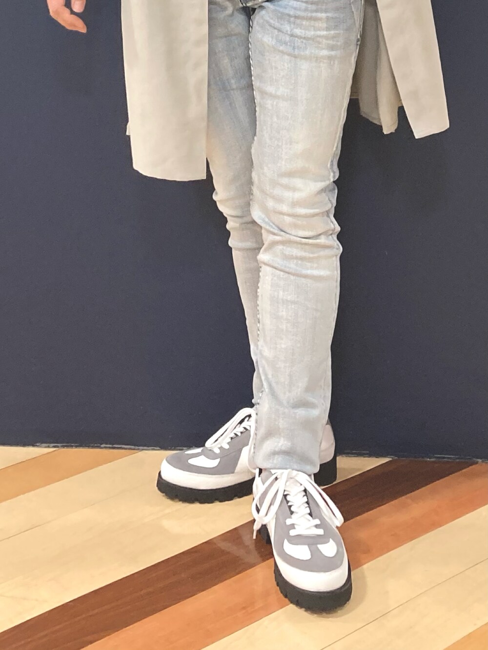 グレー系のシャツ/ブラウス、ホワイト系のブルゾン、ブルー系のデニムパンツを着用したメンズの春コーディネートの2枚目の写真