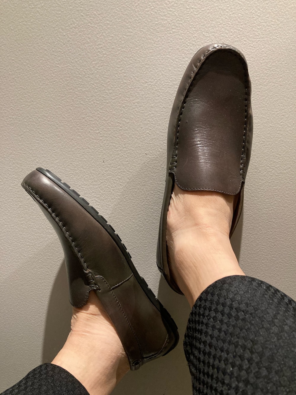 「ドライビングシューズ、革靴、レザースリッポン、アルフレッド･バニスター(alfredoBANNISTER)、セットアップスタイル、大人カジュアル、大人カジュアルコーデ、オトナカジュアル」｜「alfredoBANNISTERの【販売店舗限定】ベーシック ドライビングシューズ（スリッポン、グレー系）」を使った、nobgさん（メンズ・171cm）の冬コーディネートの3枚目の写真