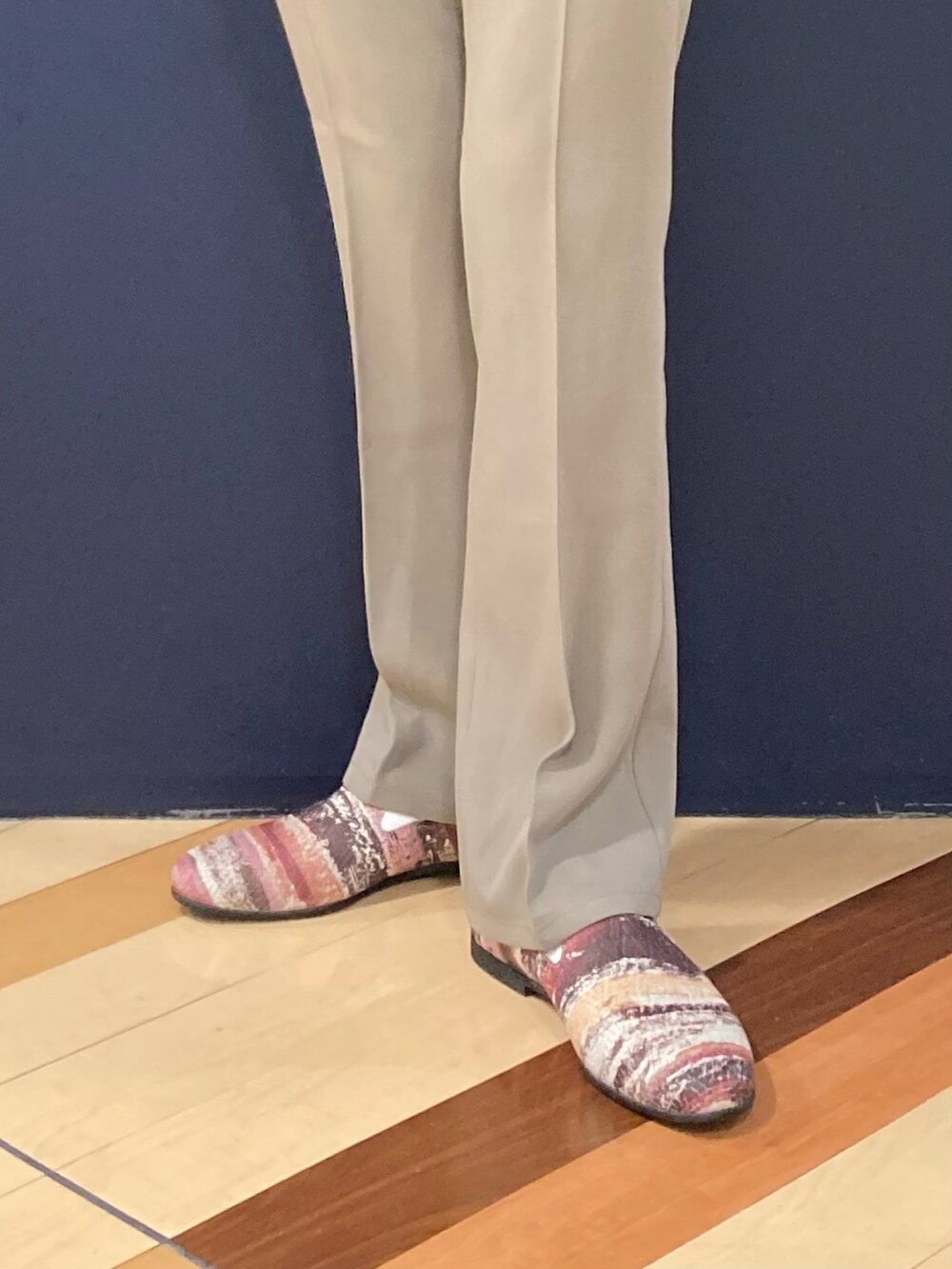 「スリッポン、レザースリッポン、春服コーデ、レザージャケット、ライダース、大人カジュアル、アンティーク風、アルフレッド･バニスター(alfredoBANNISTER)」｜「5351 POUR LES HOMMESのシューカットスラックスチノパンツ（スラックス、グリーン系）」を使った、nobgさん（メンズ・171cm）の春コーディネートの2枚目の写真