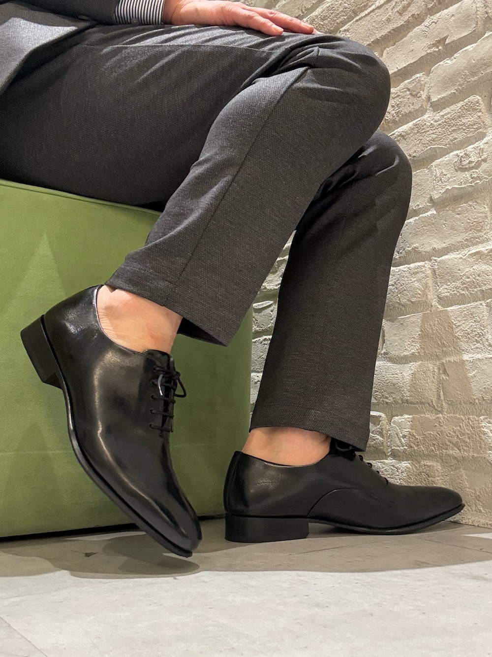 ブラック系のドレスシューズを着用したメンズの冬コーディネートの4枚目の写真