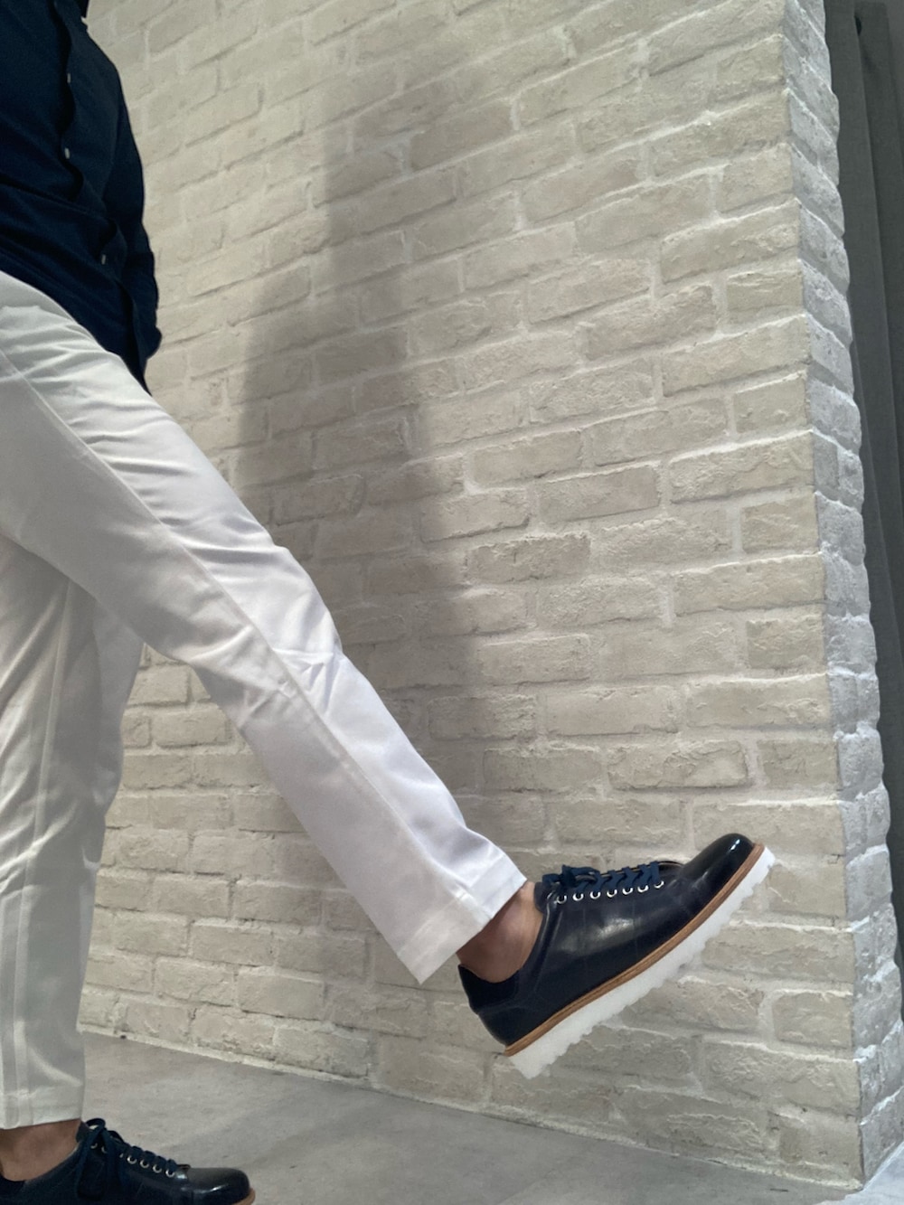 「ホワイトパンツ、ホワイトパンツコーデ、春コーデ、春服、スニーカー、スニーカーコーデ、レザースニーカー、革靴、アルフレッド･バニスター(alfredoBANNISTER)、オトナカジュアル、大人カジュアル、大人コーデ」｜「alfredoBANNISTERの【一部店舗＋WEB限定】レザー ウェルト 厚底ソール レースアップ スニーカー（スニーカー、ブルー系）」を使った、nobgさん（メンズ・171cm）の春コーディネートの3枚目の写真