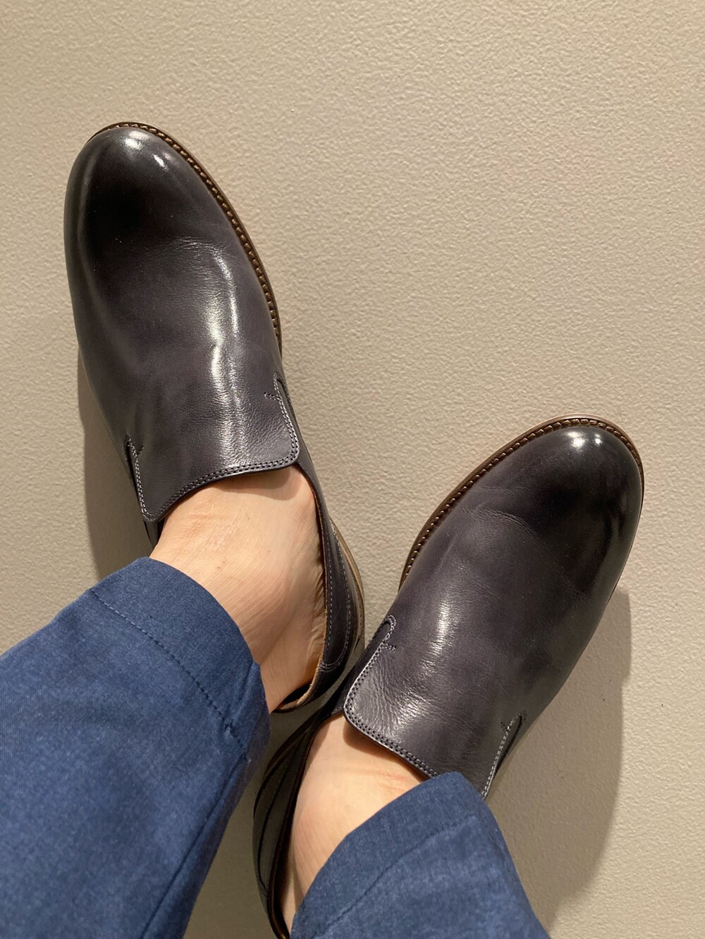 ブルー系のスリッポンを着用したメンズの春コーディネートの5枚目の写真