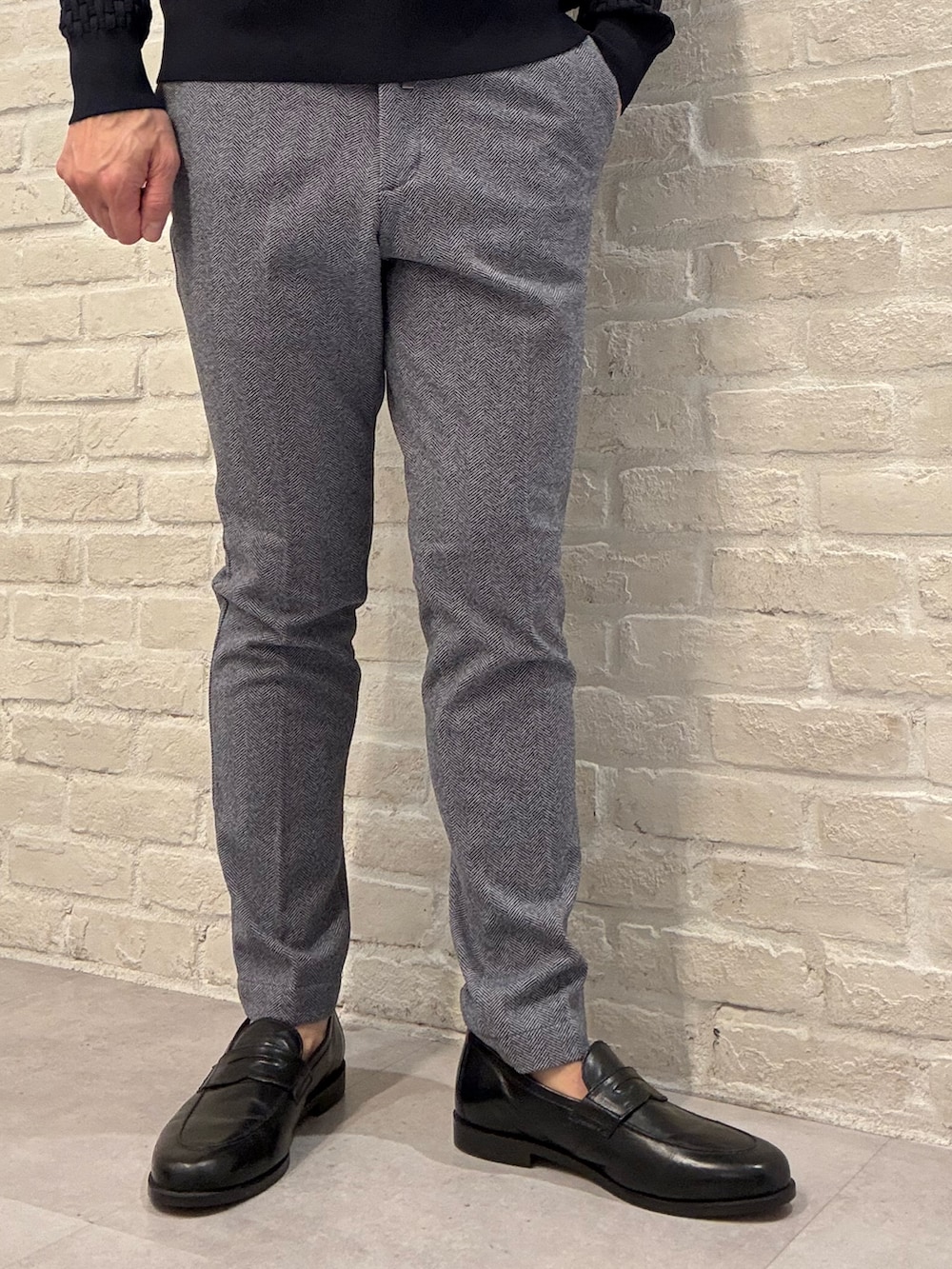 ブラック系のローファーを着用したメンズの冬コーディネートの2枚目の写真