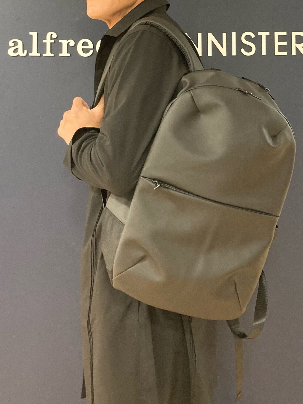 ブラック系のシャツ/ブラウス、ホワイト系のブルゾン、ブラック系のデニムパンツを着用したメンズの春コーディネートの2枚目の写真