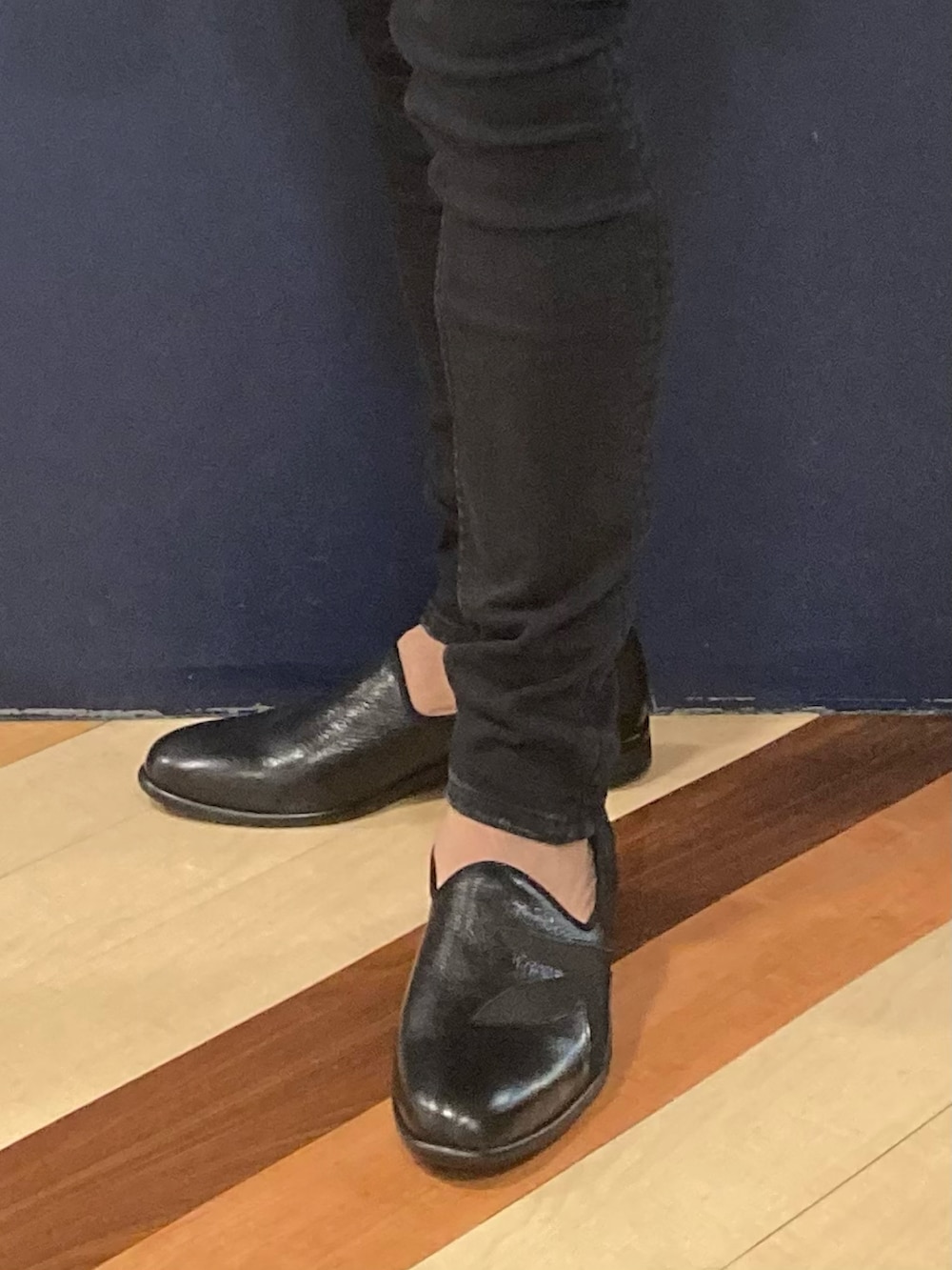 ブラック系のカーディガン/ボレロ、ブラック系のデニムパンツ、ブラック系のローファーを着用したメンズの春コーディネートの2枚目の写真