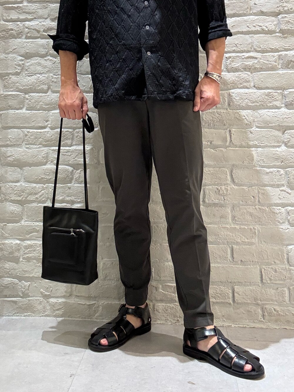 ブラック系のサンダル、ブラック系のショルダーバッグを着用したメンズの夏コーディネートの2枚目の写真